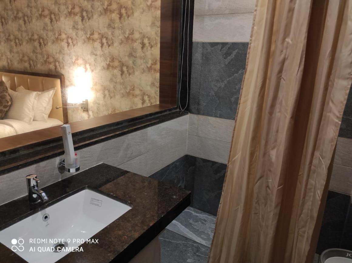Hotel Shlok Kolhapur Eksteriør billede