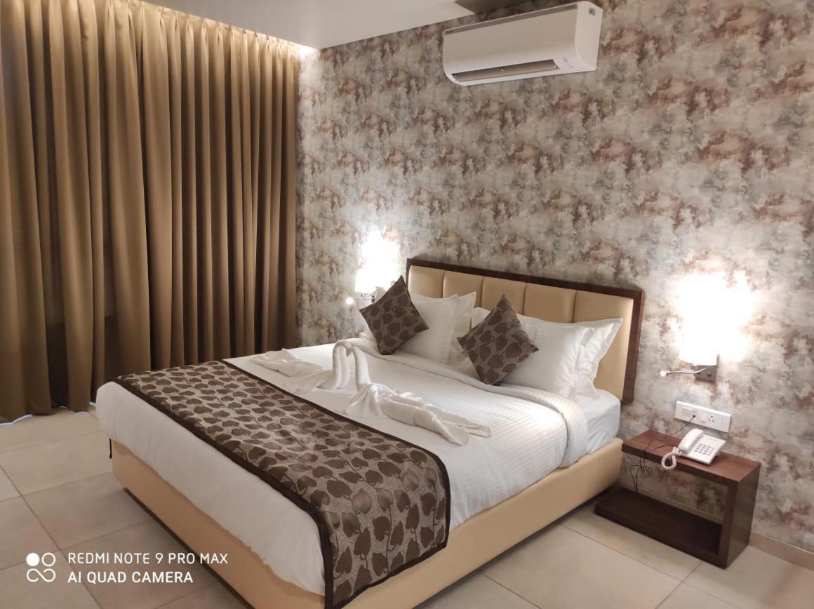 Hotel Shlok Kolhapur Eksteriør billede