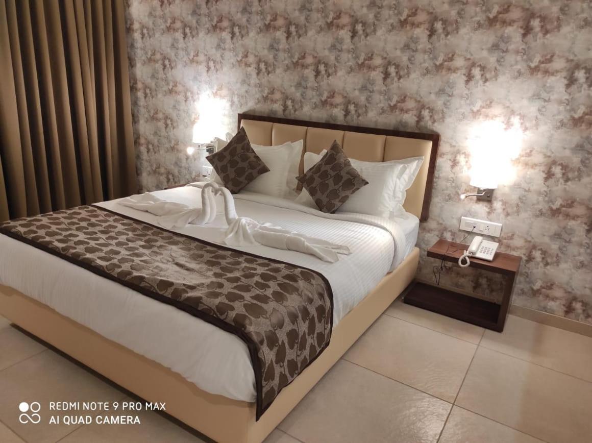 Hotel Shlok Kolhapur Eksteriør billede