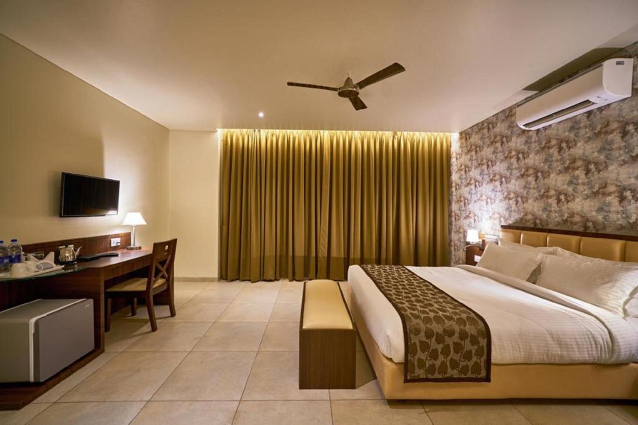 Hotel Shlok Kolhapur Eksteriør billede